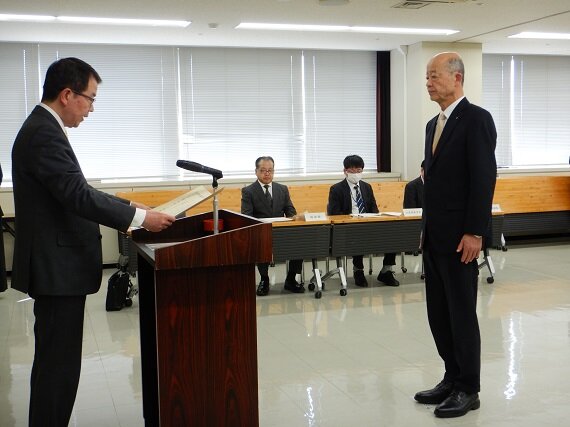 表彰を受ける当社社長の池田（右）.jpg