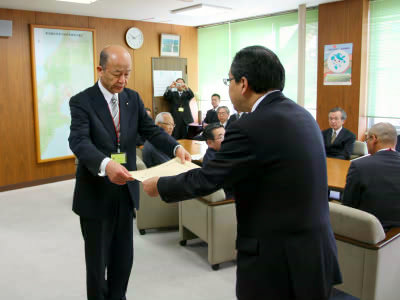 表彰状を受け取る当社社長の池田